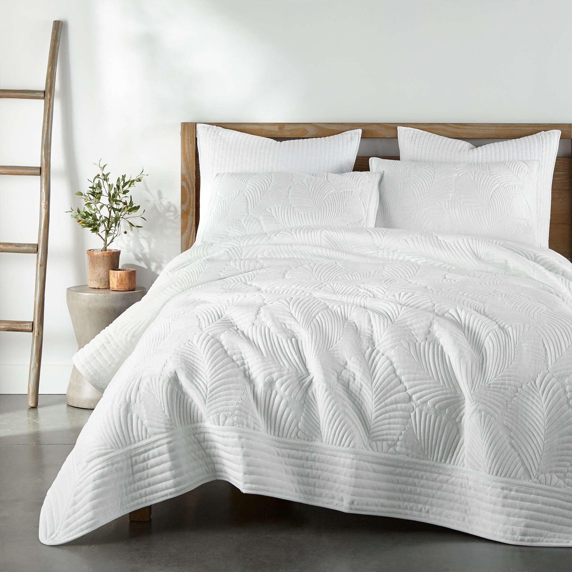 Levtex Home BH Belgrade Velvet White Quilt Set Quilts