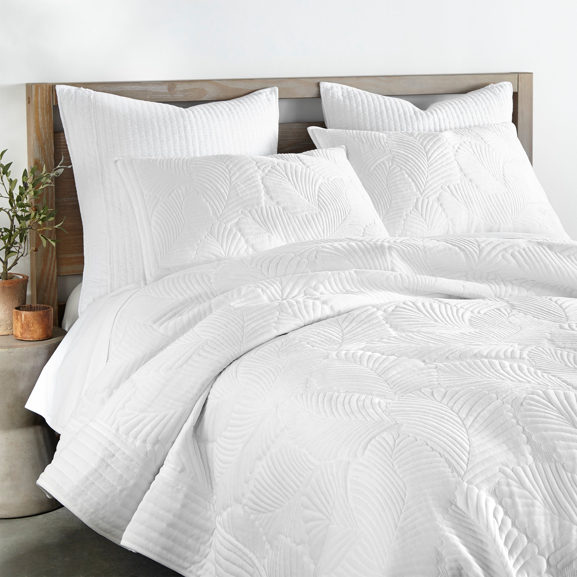 Levtex Home BH Belgrade Velvet White Quilt Set Quilts