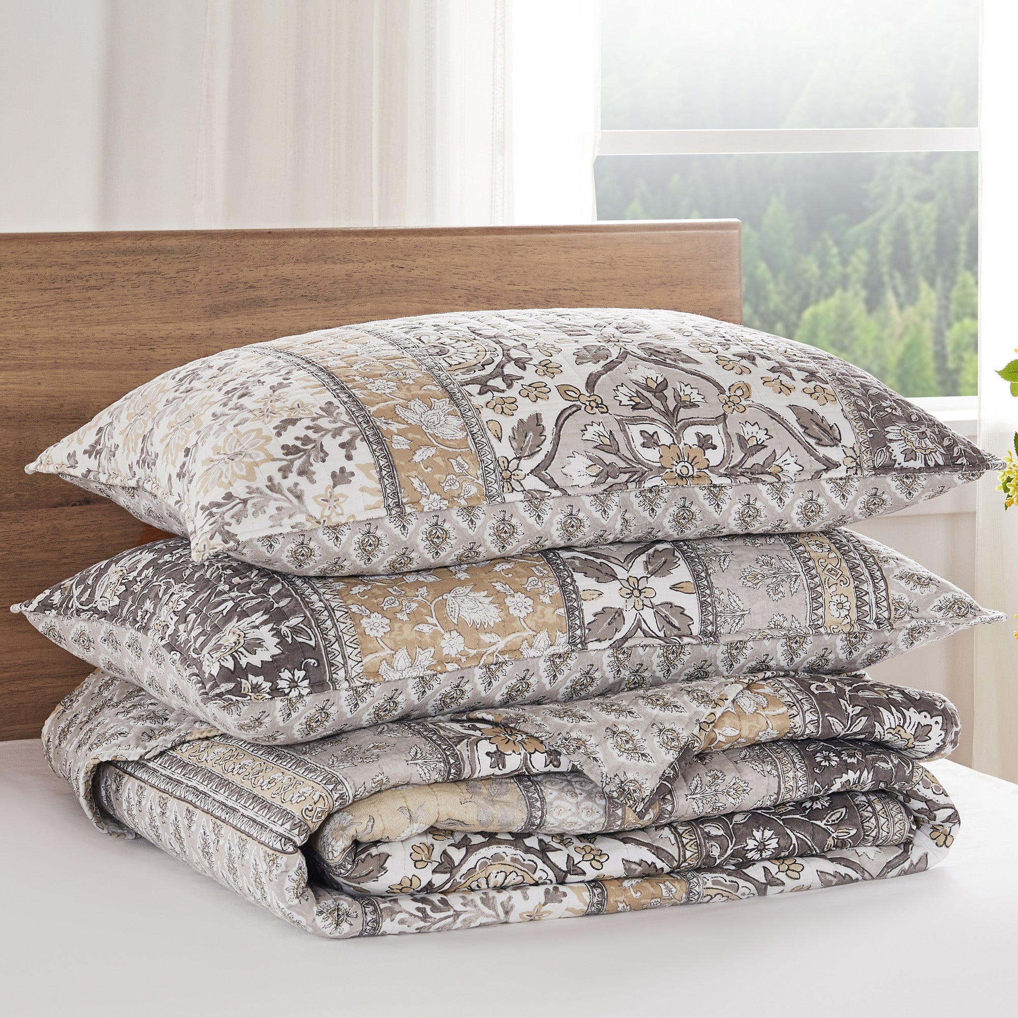 Lirelle Quilt Set