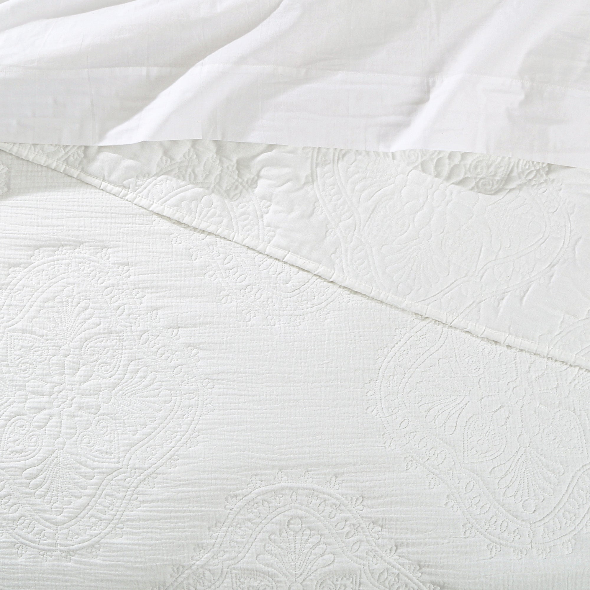 Muslin Stitch White Quilt Set